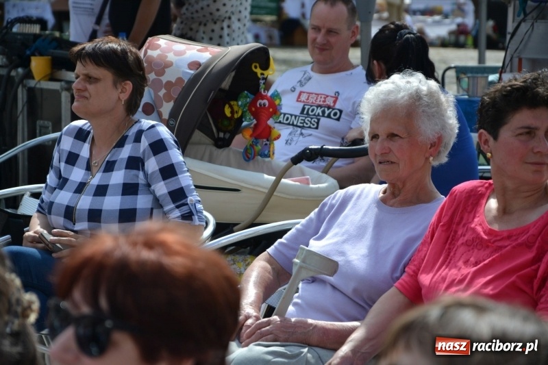 Zdjęcie w galerii na portalu naszraciborz.pl: Kwiaty, jadło, rękodzieło, folklor i statua wolności, czyli zamkowy jarmark różności  wiadomości z regionu
