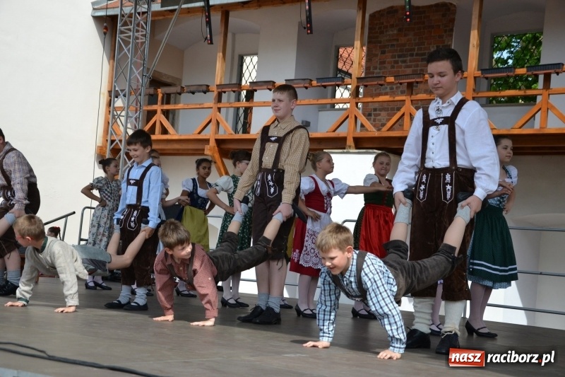 Zdjęcie w galerii na portalu naszraciborz.pl: Kwiaty, jadło, rękodzieło, folklor i statua wolności, czyli zamkowy jarmark różności  wiadomości z regionu