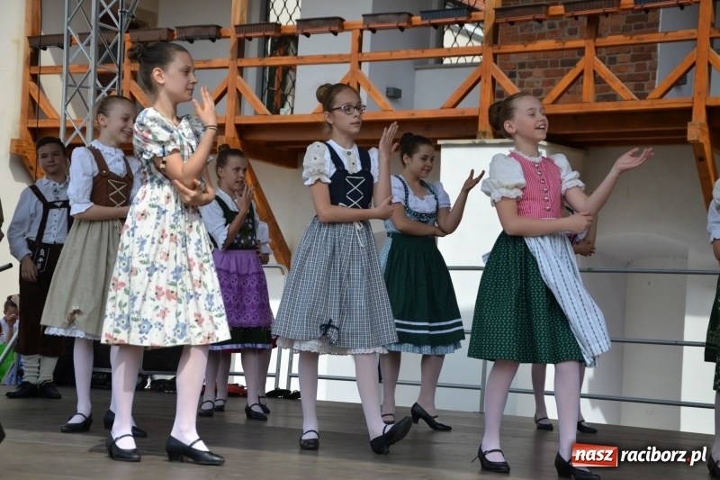 Zdjęcie w galerii na portalu naszraciborz.pl: Kwiaty, jadło, rękodzieło, folklor i statua wolności, czyli zamkowy jarmark różności  wiadomości z regionu