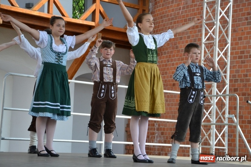 Zdjęcie w galerii na portalu naszraciborz.pl: Kwiaty, jadło, rękodzieło, folklor i statua wolności, czyli zamkowy jarmark różności  wiadomości z regionu