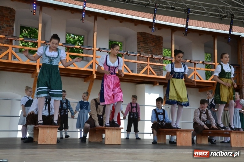 Zdjęcie w galerii na portalu naszraciborz.pl: Kwiaty, jadło, rękodzieło, folklor i statua wolności, czyli zamkowy jarmark różności  wiadomości z regionu
