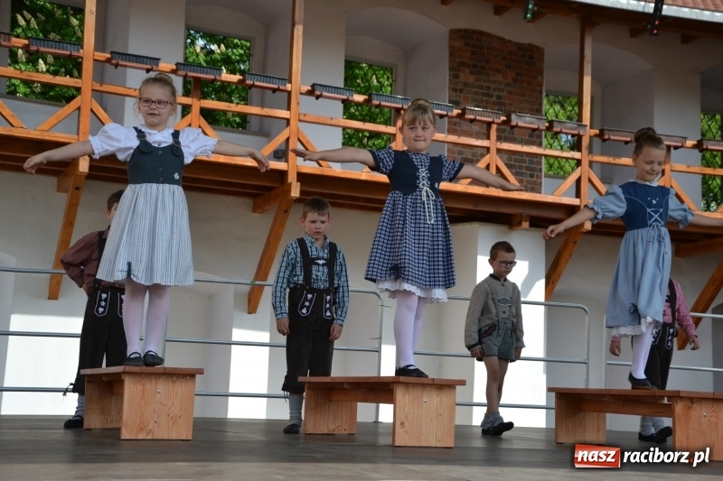 Zdjęcie w galerii na portalu naszraciborz.pl: Kwiaty, jadło, rękodzieło, folklor i statua wolności, czyli zamkowy jarmark różności  wiadomości z regionu