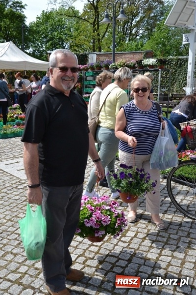 Zdjęcie w galerii na portalu naszraciborz.pl: Kwiaty, jadło, rękodzieło, folklor i statua wolności, czyli zamkowy jarmark różności  wiadomości z regionu