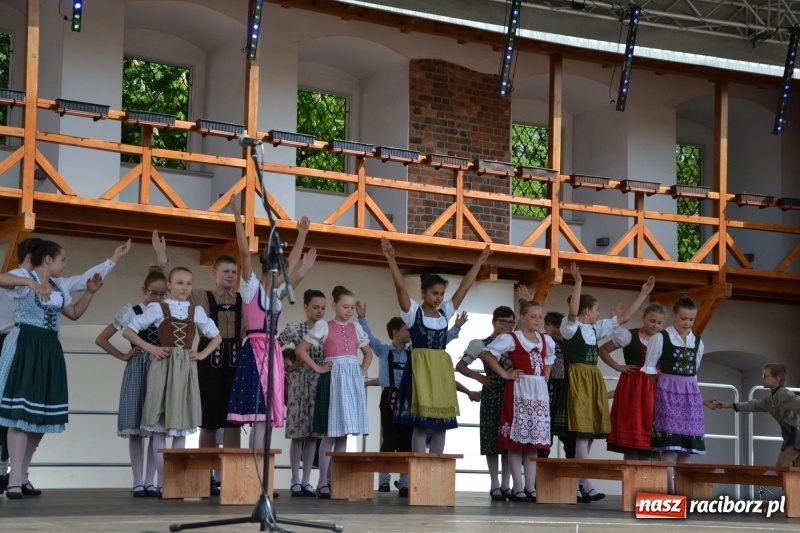 Zdjęcie w galerii na portalu naszraciborz.pl: Kwiaty, jadło, rękodzieło, folklor i statua wolności, czyli zamkowy jarmark różności  wiadomości z regionu