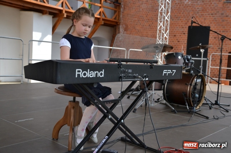 Zdjęcie w galerii na portalu naszraciborz.pl: Kwiaty, jadło, rękodzieło, folklor i statua wolności, czyli zamkowy jarmark różności  wiadomości z regionu