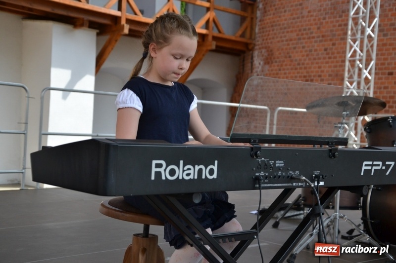 Zdjęcie w galerii na portalu naszraciborz.pl: Kwiaty, jadło, rękodzieło, folklor i statua wolności, czyli zamkowy jarmark różności  wiadomości z regionu