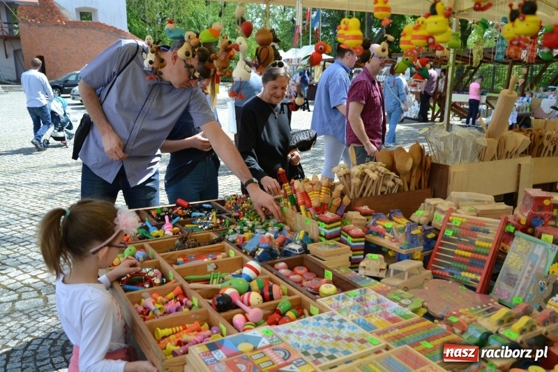 Zdjęcie w galerii na portalu naszraciborz.pl: Kwiaty, jadło, rękodzieło, folklor i statua wolności, czyli zamkowy jarmark różności  wiadomości z regionu