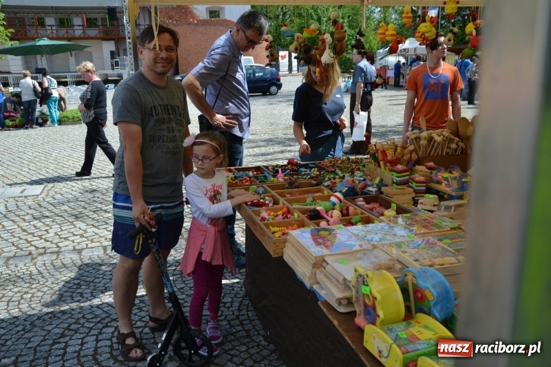 Zdjęcie w galerii na portalu naszraciborz.pl: Kwiaty, jadło, rękodzieło, folklor i statua wolności, czyli zamkowy jarmark różności  wiadomości z regionu