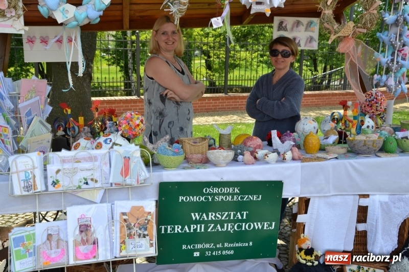Zdjęcie w galerii na portalu naszraciborz.pl: Kwiaty, jadło, rękodzieło, folklor i statua wolności, czyli zamkowy jarmark różności  wiadomości z regionu
