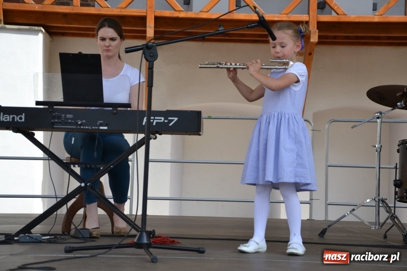 Zdjęcie w galerii na portalu naszraciborz.pl: Kwiaty, jadło, rękodzieło, folklor i statua wolności, czyli zamkowy jarmark różności  wiadomości z regionu
