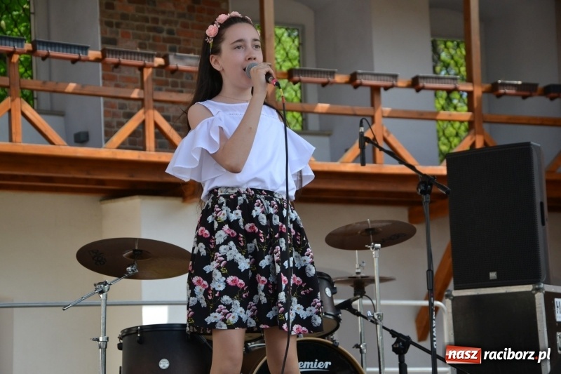 Zdjęcie w galerii na portalu naszraciborz.pl: Kwiaty, jadło, rękodzieło, folklor i statua wolności, czyli zamkowy jarmark różności  wiadomości z regionu