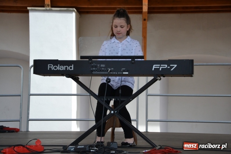 Zdjęcie w galerii na portalu naszraciborz.pl: Kwiaty, jadło, rękodzieło, folklor i statua wolności, czyli zamkowy jarmark różności  wiadomości z regionu