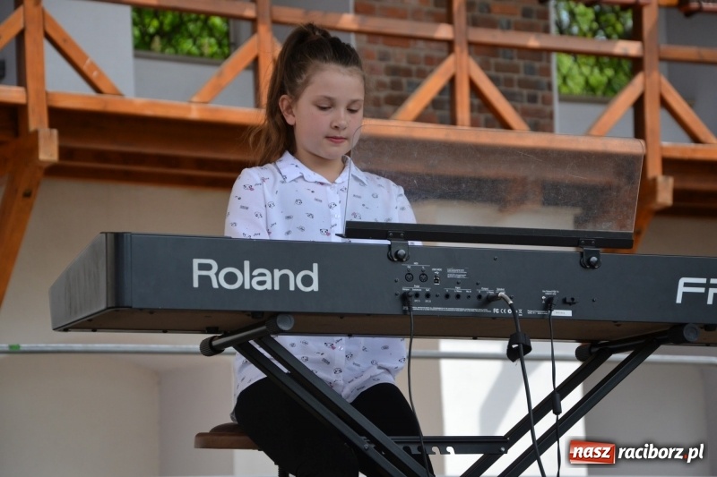 Zdjęcie w galerii na portalu naszraciborz.pl: Kwiaty, jadło, rękodzieło, folklor i statua wolności, czyli zamkowy jarmark różności  wiadomości z regionu