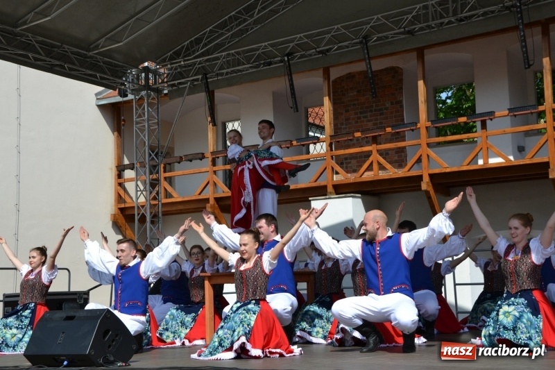 Zdjęcie w galerii na portalu naszraciborz.pl: Kwiaty, jadło, rękodzieło, folklor i statua wolności, czyli zamkowy jarmark różności  wiadomości z regionu