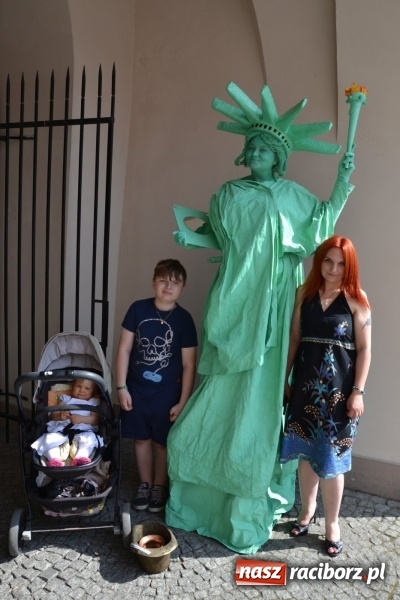 Zdjęcie w galerii na portalu naszraciborz.pl: Kwiaty, jadło, rękodzieło, folklor i statua wolności, czyli zamkowy jarmark różności  wiadomości z regionu