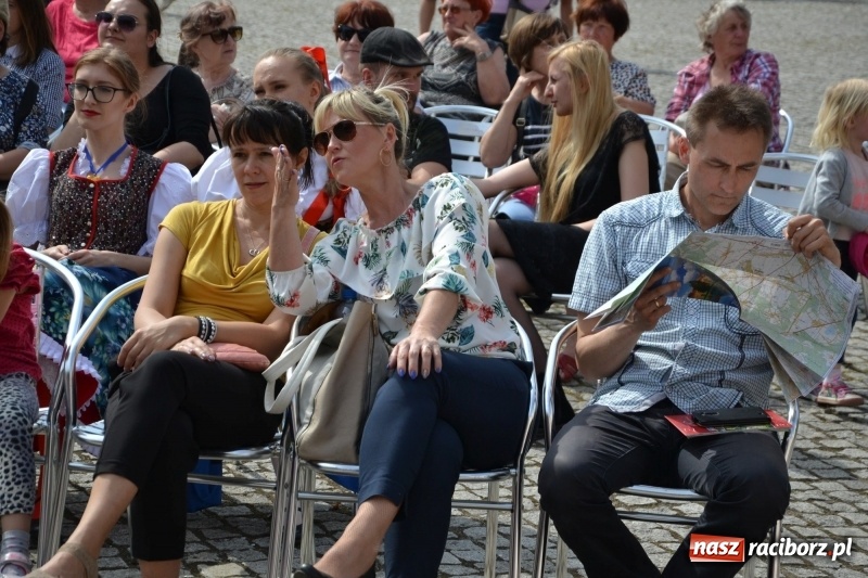 Zdjęcie w galerii na portalu naszraciborz.pl: Kwiaty, jadło, rękodzieło, folklor i statua wolności, czyli zamkowy jarmark różności  wiadomości z regionu