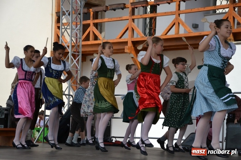 Zdjęcie w galerii na portalu naszraciborz.pl: Kwiaty, jadło, rękodzieło, folklor i statua wolności, czyli zamkowy jarmark różności  wiadomości z regionu