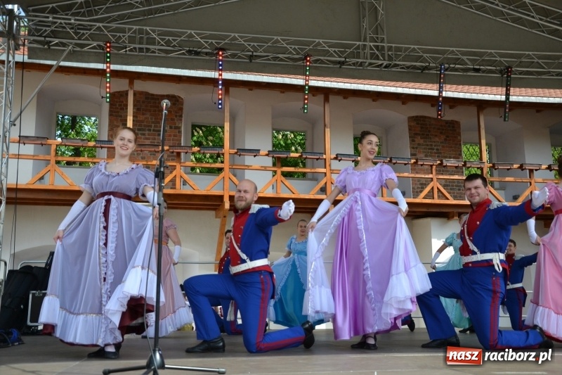 Zdjęcie w galerii na portalu naszraciborz.pl: Kwiaty, jadło, rękodzieło, folklor i statua wolności, czyli zamkowy jarmark różności  wiadomości z regionu