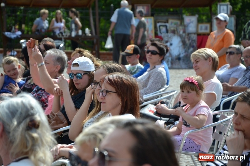 Zdjęcie w galerii na portalu naszraciborz.pl: Kwiaty, jadło, rękodzieło, folklor i statua wolności, czyli zamkowy jarmark różności  wiadomości z regionu