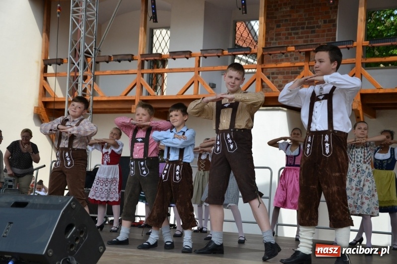 Zdjęcie w galerii na portalu naszraciborz.pl: Kwiaty, jadło, rękodzieło, folklor i statua wolności, czyli zamkowy jarmark różności  wiadomości z regionu
