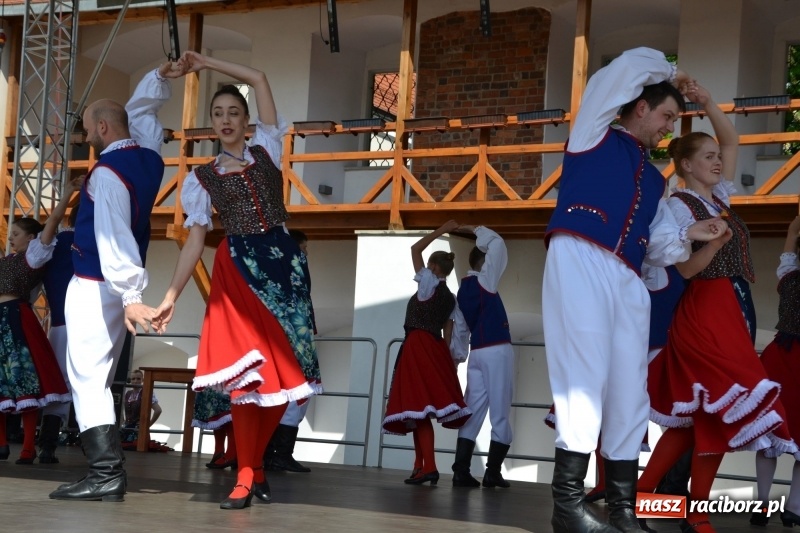 Zdjęcie w galerii na portalu naszraciborz.pl: Kwiaty, jadło, rękodzieło, folklor i statua wolności, czyli zamkowy jarmark różności  wiadomości z regionu