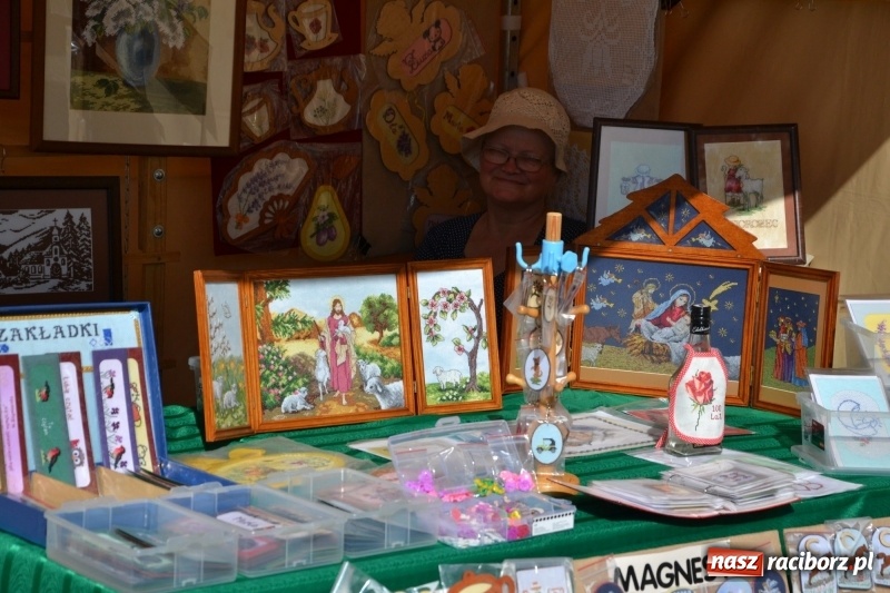 Zdjęcie w galerii na portalu naszraciborz.pl: Kwiaty, jadło, rękodzieło, folklor i statua wolności, czyli zamkowy jarmark różności  wiadomości z regionu