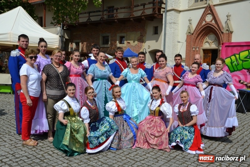 Zdjęcie w galerii na portalu naszraciborz.pl: Kwiaty, jadło, rękodzieło, folklor i statua wolności, czyli zamkowy jarmark różności  wiadomości z regionu