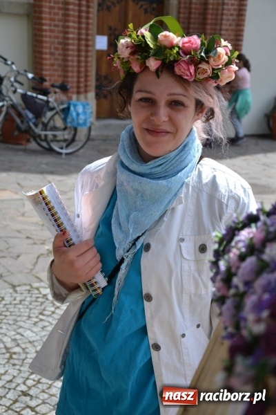 Zdjęcie w galerii na portalu naszraciborz.pl: Kwiaty, jadło, rękodzieło, folklor i statua wolności, czyli zamkowy jarmark różności  wiadomości z regionu