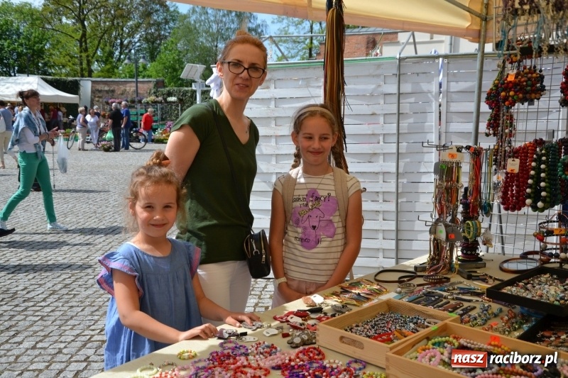 Zdjęcie w galerii na portalu naszraciborz.pl: Kwiaty, jadło, rękodzieło, folklor i statua wolności, czyli zamkowy jarmark różności  wiadomości z regionu