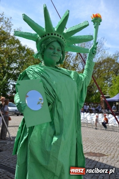 Zdjęcie w galerii na portalu naszraciborz.pl: Kwiaty, jadło, rękodzieło, folklor i statua wolności, czyli zamkowy jarmark różności  wiadomości z regionu