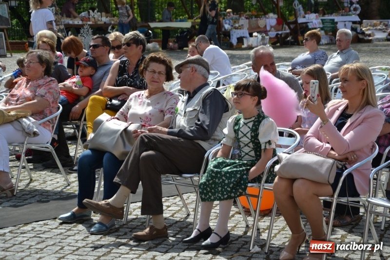 Zdjęcie w galerii na portalu naszraciborz.pl: Kwiaty, jadło, rękodzieło, folklor i statua wolności, czyli zamkowy jarmark różności  wiadomości z regionu