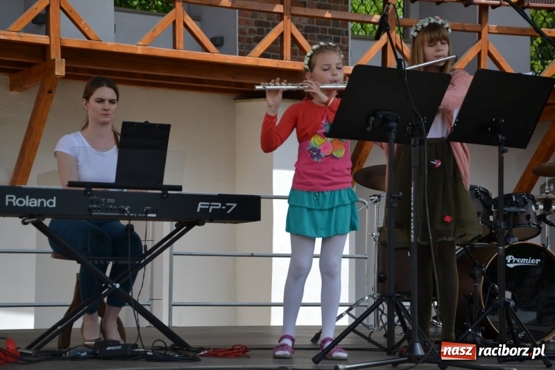 Zdjęcie w galerii na portalu naszraciborz.pl: Kwiaty, jadło, rękodzieło, folklor i statua wolności, czyli zamkowy jarmark różności  wiadomości z regionu