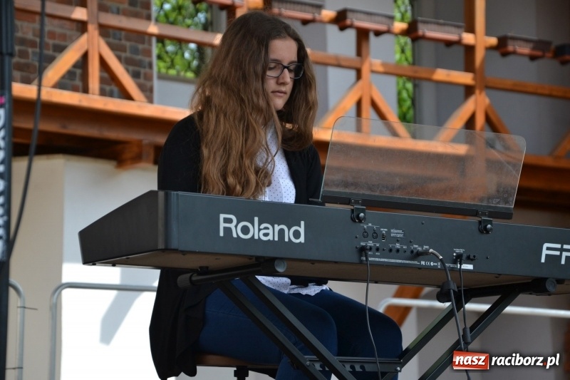 Zdjęcie w galerii na portalu naszraciborz.pl: Kwiaty, jadło, rękodzieło, folklor i statua wolności, czyli zamkowy jarmark różności  wiadomości z regionu