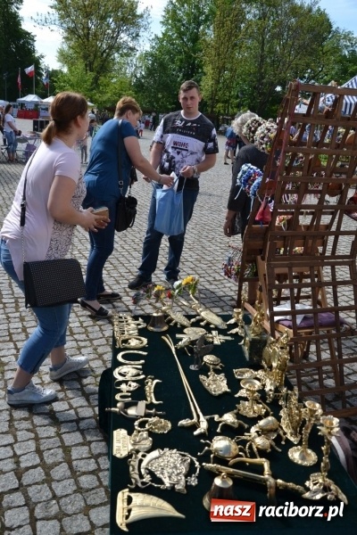 Zdjęcie w galerii na portalu naszraciborz.pl: Kwiaty, jadło, rękodzieło, folklor i statua wolności, czyli zamkowy jarmark różności  wiadomości z regionu