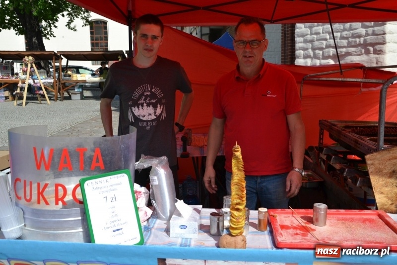 Zdjęcie w galerii na portalu naszraciborz.pl: Kwiaty, jadło, rękodzieło, folklor i statua wolności, czyli zamkowy jarmark różności  wiadomości z regionu
