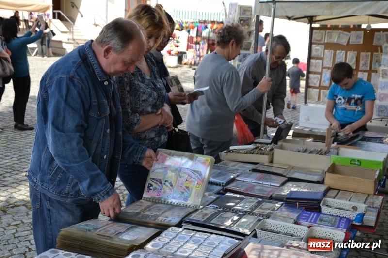 Zdjęcie w galerii na portalu naszraciborz.pl: Kwiaty, jadło, rękodzieło, folklor i statua wolności, czyli zamkowy jarmark różności  wiadomości z regionu