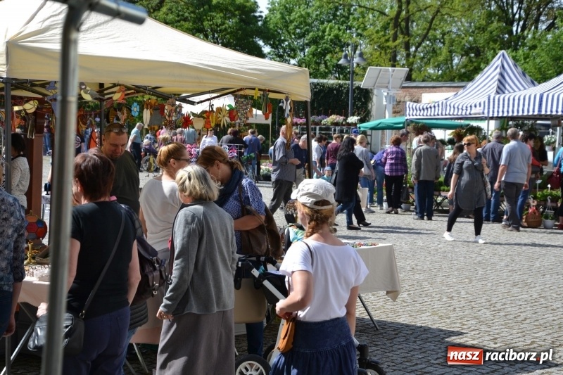 Zdjęcie w galerii na portalu naszraciborz.pl: Kwiaty, jadło, rękodzieło, folklor i statua wolności, czyli zamkowy jarmark różności  wiadomości z regionu