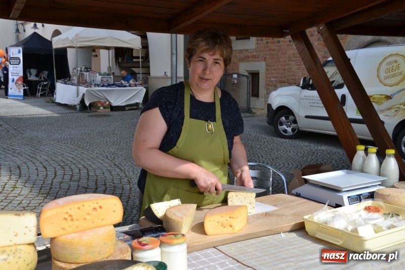 Zdjęcie w galerii na portalu naszraciborz.pl: Kwiaty, jadło, rękodzieło, folklor i statua wolności, czyli zamkowy jarmark różności  wiadomości z regionu