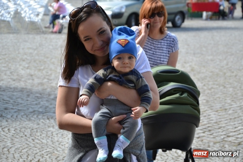 Zdjęcie w galerii na portalu naszraciborz.pl: Kwiaty, jadło, rękodzieło, folklor i statua wolności, czyli zamkowy jarmark różności  wiadomości z regionu