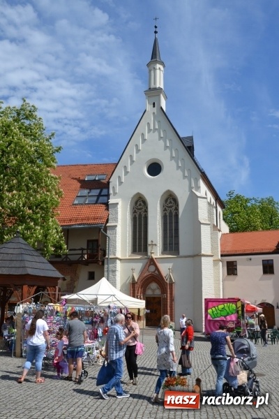 Zdjęcie w galerii na portalu naszraciborz.pl: Kwiaty, jadło, rękodzieło, folklor i statua wolności, czyli zamkowy jarmark różności  wiadomości z regionu