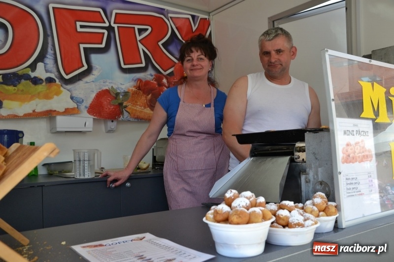 Zdjęcie w galerii na portalu naszraciborz.pl: Kwiaty, jadło, rękodzieło, folklor i statua wolności, czyli zamkowy jarmark różności  wiadomości z regionu