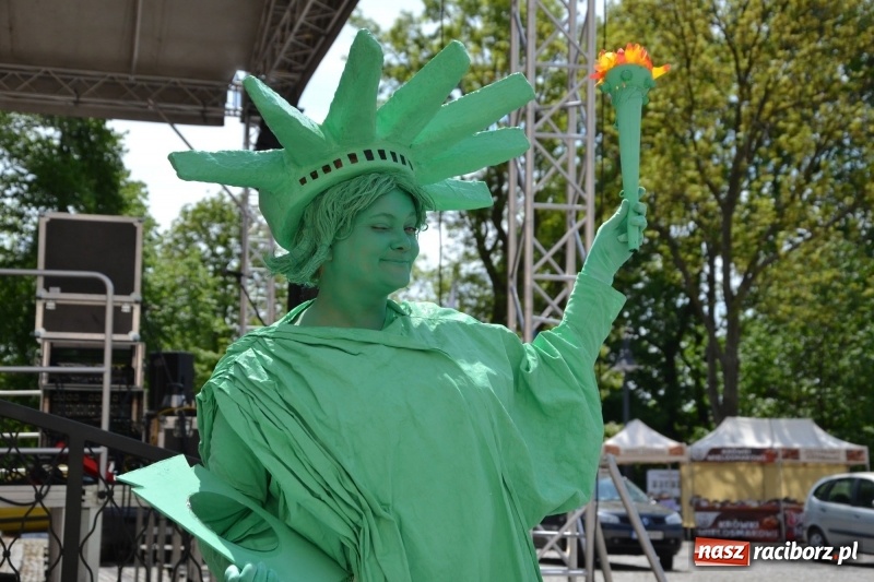 Zdjęcie w galerii na portalu naszraciborz.pl: Kwiaty, jadło, rękodzieło, folklor i statua wolności, czyli zamkowy jarmark różności  wiadomości z regionu