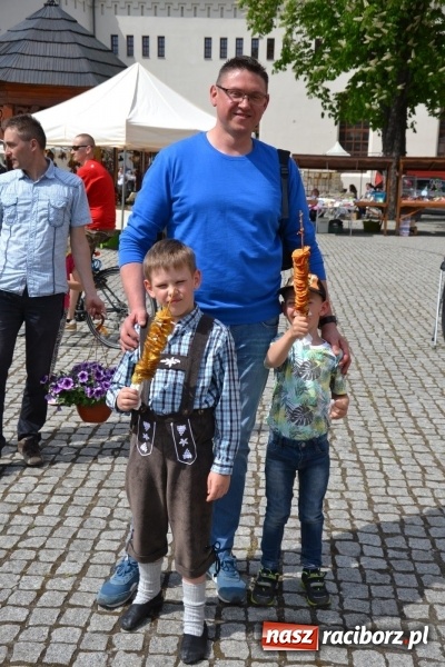 Zdjęcie w galerii na portalu naszraciborz.pl: Kwiaty, jadło, rękodzieło, folklor i statua wolności, czyli zamkowy jarmark różności  wiadomości z regionu