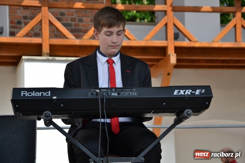 Zdjęcie w galerii na portalu naszraciborz.pl: Kwiaty, jadło, rękodzieło, folklor i statua wolności, czyli zamkowy jarmark różności  wiadomości z regionu