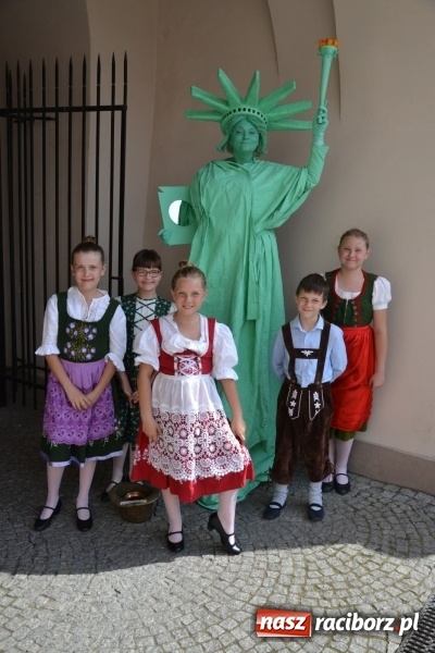 Zdjęcie w galerii na portalu naszraciborz.pl: Kwiaty, jadło, rękodzieło, folklor i statua wolności, czyli zamkowy jarmark różności  wiadomości z regionu