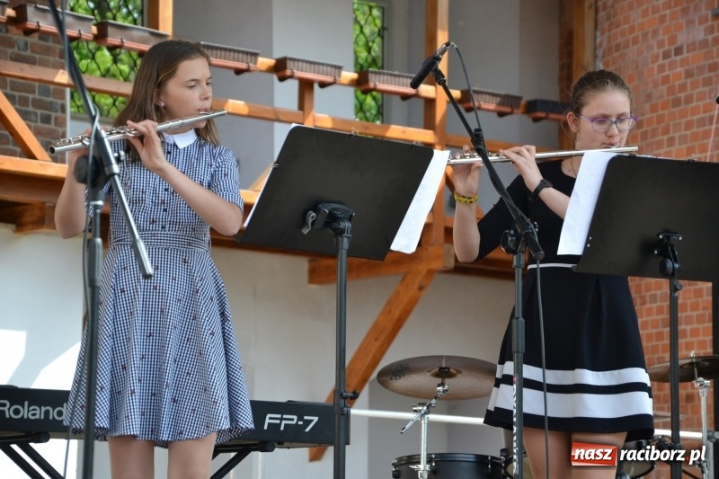 Zdjęcie w galerii na portalu naszraciborz.pl: Kwiaty, jadło, rękodzieło, folklor i statua wolności, czyli zamkowy jarmark różności  wiadomości z regionu