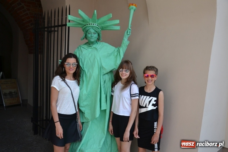 Zdjęcie w galerii na portalu naszraciborz.pl: Kwiaty, jadło, rękodzieło, folklor i statua wolności, czyli zamkowy jarmark różności  wiadomości z regionu