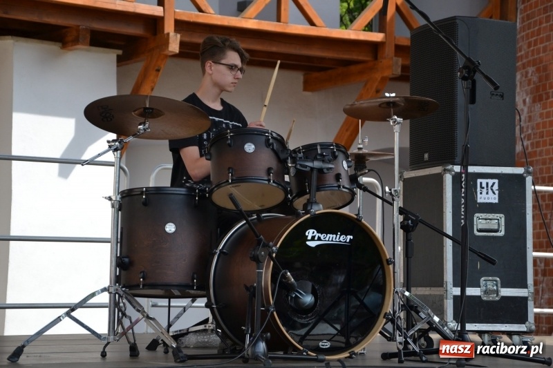 Zdjęcie w galerii na portalu naszraciborz.pl: Kwiaty, jadło, rękodzieło, folklor i statua wolności, czyli zamkowy jarmark różności  wiadomości z regionu