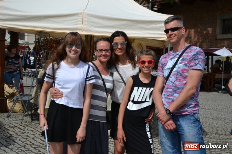 Zdjęcie w galerii na portalu naszraciborz.pl: Kwiaty, jadło, rękodzieło, folklor i statua wolności, czyli zamkowy jarmark różności  wiadomości z regionu