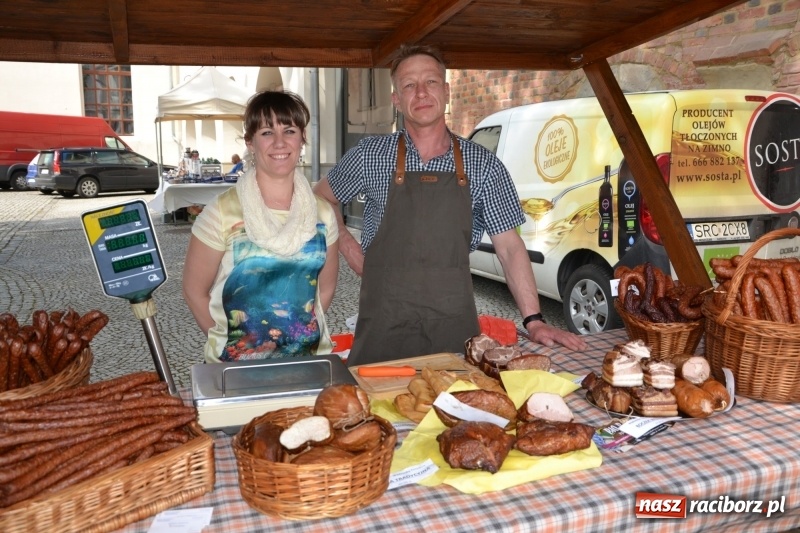 Zdjęcie w galerii na portalu naszraciborz.pl: Kwiaty, jadło, rękodzieło, folklor i statua wolności, czyli zamkowy jarmark różności  wiadomości z regionu